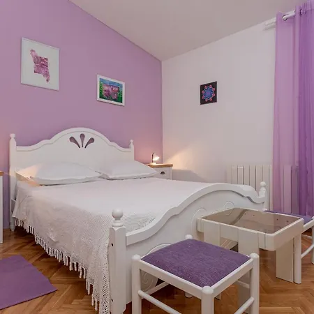 Apartment Lilla *