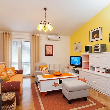 Apartment Lilla *