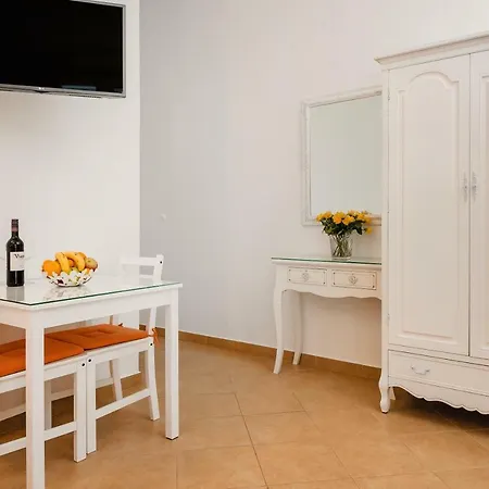 Apartment Lilla *