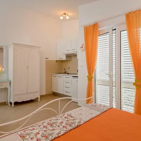 Lilla Apartamento Baška Voda